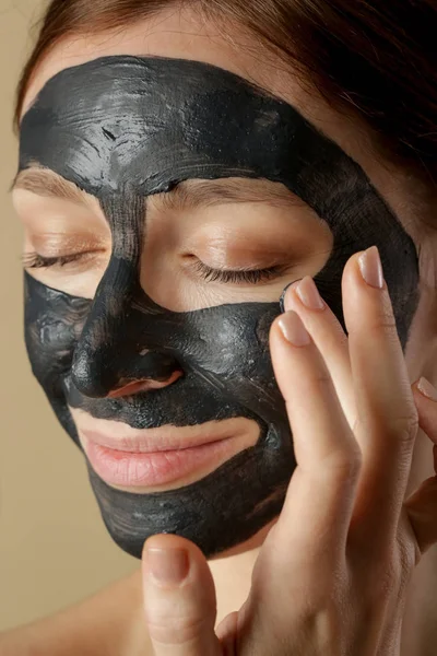 Maschera Viso Carbone Fango Argilla Nera Bella Donna Con Maschera — Foto Stock