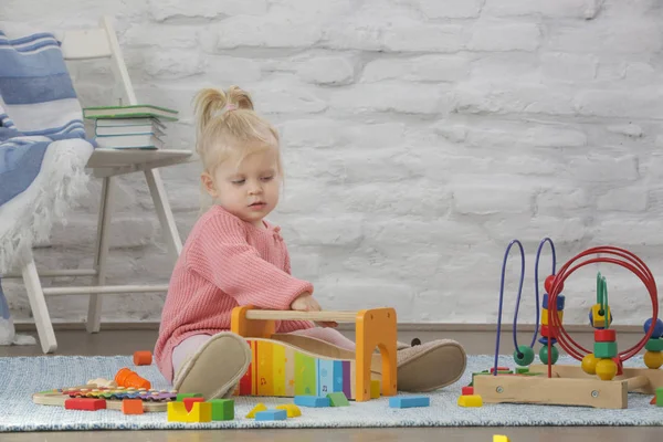 Чарівна Дівчинка Малюк Рожевому Пітні Грає Своїми Іграшками Відвертий Портрет — стокове фото