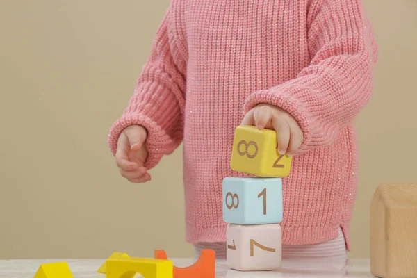 Peuter Meisje Spelen Met Houtblokken — Stockfoto