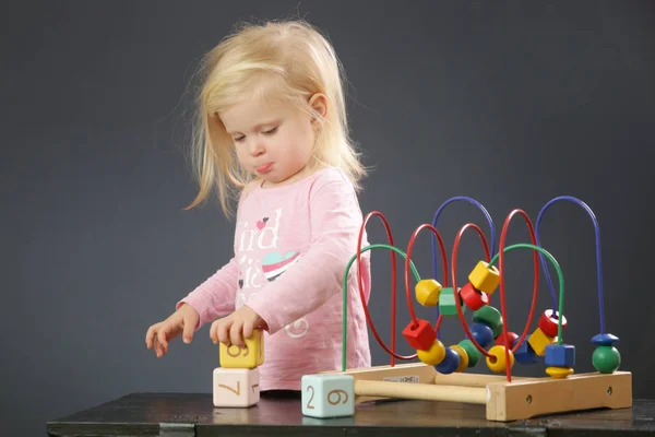 Schattig Blond Peuter Meisje Spelen Met Haar Speelgoed Studio Portret — Stockfoto