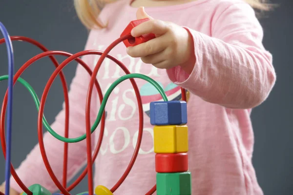 Kleinkind Mädchen Spielt Mit Drahtperlen Labyrinth Spielzeug Dieses Bunte Pädagogische — Stockfoto