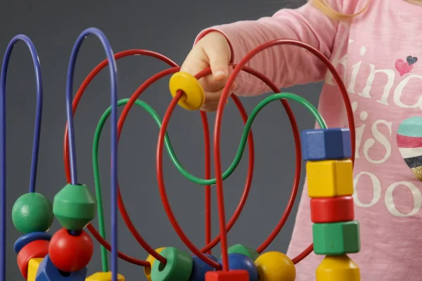 Peuter Meisje Spelen Met Draad Kraal Doolhof Speelgoed Dit Kleurrijke — Stockfoto