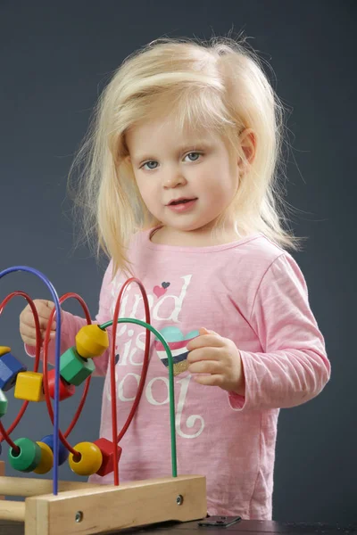 Peuter Meisje Spelen Met Draad Kraal Doolhof Speelgoed Dit Kleurrijke — Stockfoto