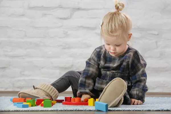 Peuter Meisje Spelen Met Kleurrijke Houten Blokken — Stockfoto