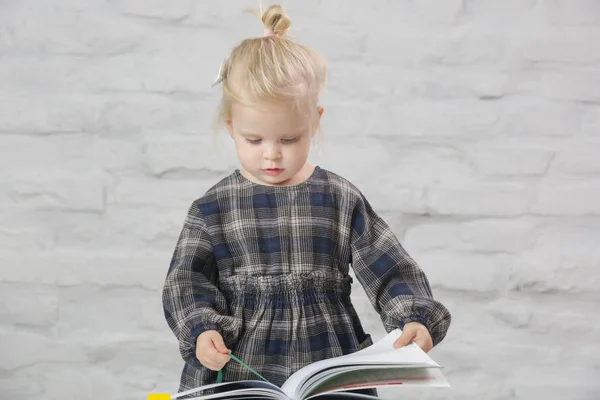 Retrato Adorável Loira Criança Menina Segurando Livro — Fotografia de Stock
