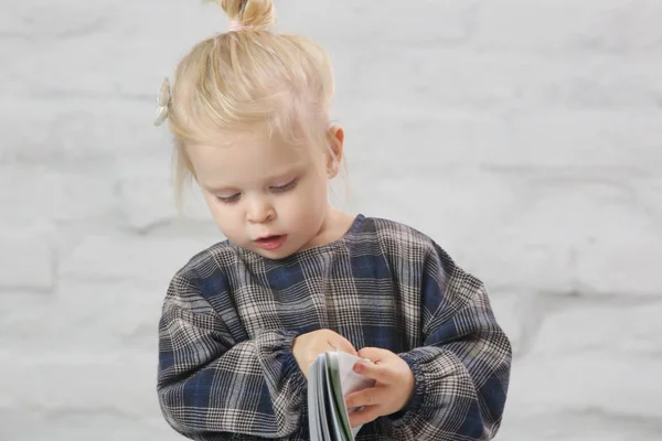 Portret Van Een Schattig Blond Peuter Meisje Met Een Boek — Stockfoto