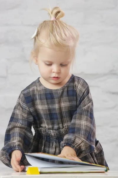 Portret Van Een Schattig Blond Peuter Meisje Met Een Boek — Stockfoto