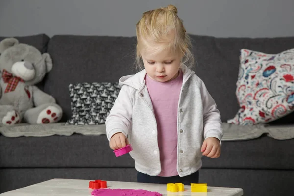 Peuter Meisje Spelen Met Modelleren Klei Speeldeeg Stelt Kinderen Staat — Stockfoto