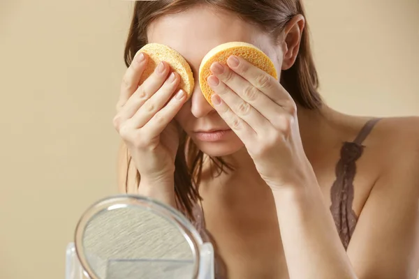 Aynanın Önünde Yüzünü Kozmetik Süngerle Temizleyen Esmer Bir Kadının Portresi — Stok fotoğraf