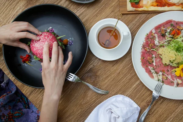 Frau Isst Vegetarischen Rosa Burger Gesunde Gerichte Auf Dem Restauranttisch — Stockfoto