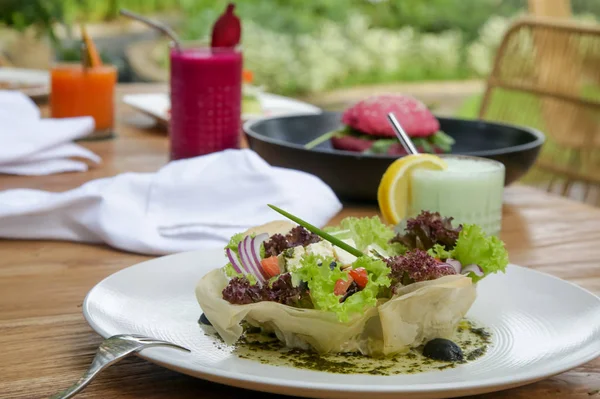 Klassischer Griechischer Salat Mit Feta Käse Tomaten Gurken Zwiebeln Und — Stockfoto