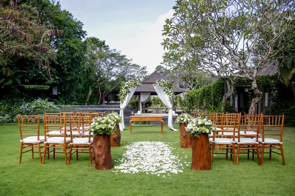 Piękny Romantyczny Odkryty Ślub Tropikalnym Ogrodzie Drewniane Krzesła Prosta Altana — Zdjęcie stockowe