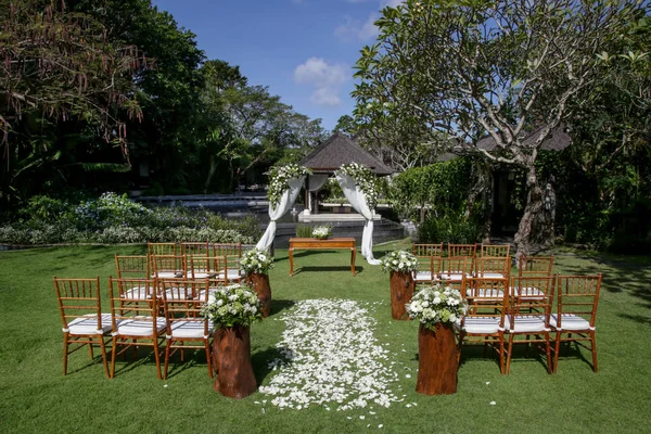 Hermosa Boda Romántica Aire Libre Jardín Tropical Sillas Madera Mirador — Foto de Stock