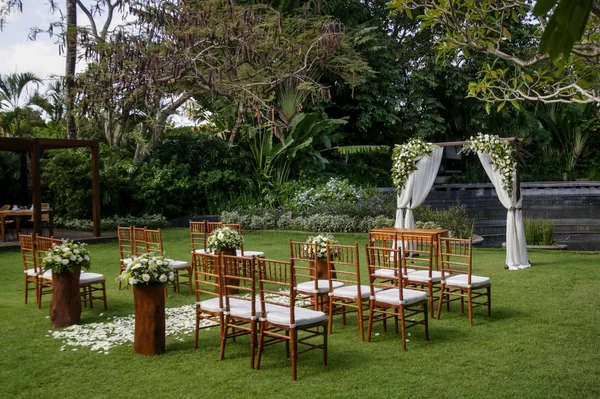 Hermosa Boda Romántica Aire Libre Jardín Tropical Sillas Madera Mirador — Foto de Stock