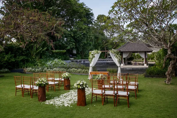 Hermosa Boda Romántica Aire Libre Jardín Tropical Sillas Madera Mirador — Foto de Stock