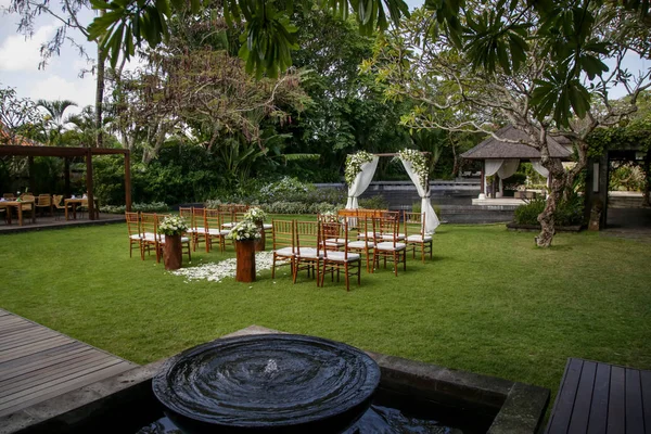 Hermosa Boda Romántica Aire Libre Jardín Tropical Sillas Madera Mirador — Foto de Stock