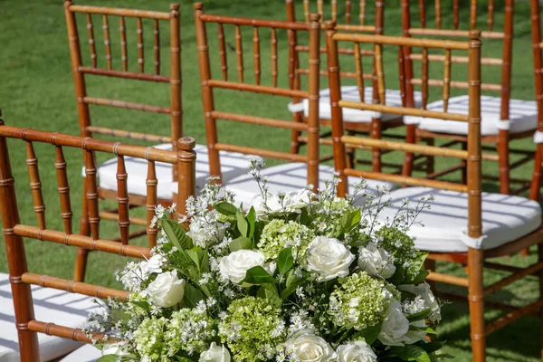 Hermosa Boda Romántica Aire Libre Jardín Tropical Sillas Madera Decoradas —  Fotos de Stock