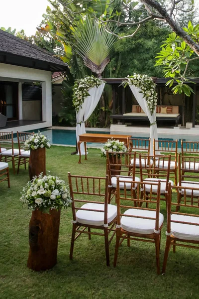 Hermosa Boda Romántica Aire Libre Jardín Tropical Sillas Madera Mirador — Foto de Stock