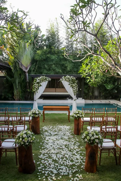 Hermosa Boda Romántica Aire Libre Jardín Tropical Sillas Madera Mirador — Foto de Stock