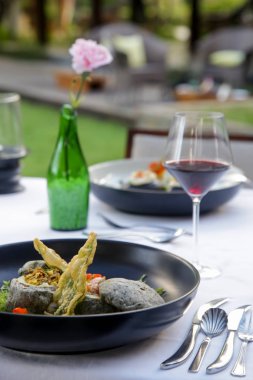 Ton balıklı tartartla doldurulmuş kızarmış patatesleri yosun kabuğunda karıştır. Enfes bir yemek. Yaratıcı restoran yemeği konsepti.