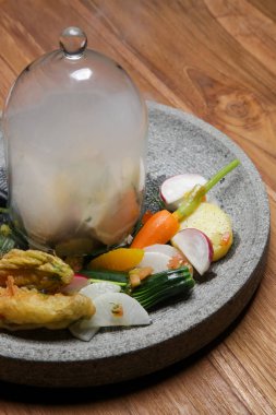 Buğulanmış sebzeyle servis edilen bir dakika tütsülenmiş kelebek escalope. Enfes bir yemek. Yaratıcı restoran yemeği konsepti.