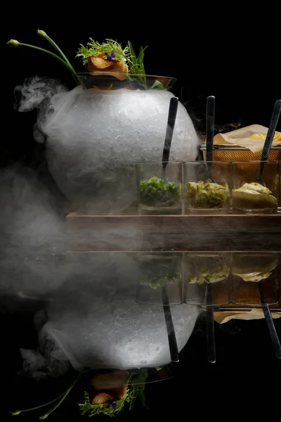 Tártaro Carne Prato Requintado Refeição Restaurante Criativo Preto Com Reflexão — Fotografia de Stock