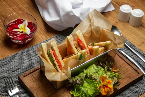 Club Sandwiches Mit Grünem Salat Auf Dem Restauranttisch — Stockfoto