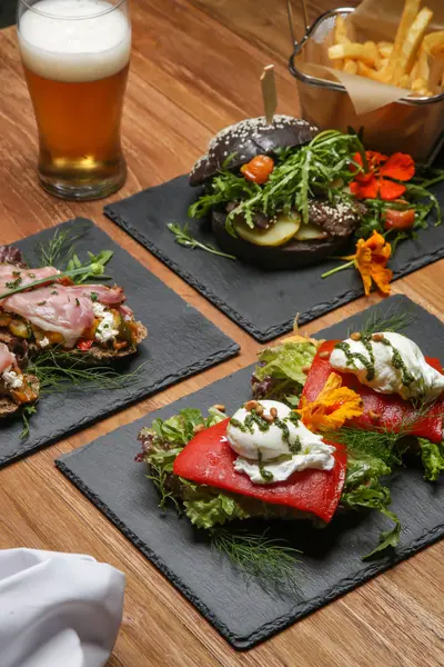 Verschiedene Arten Von Sandwiches Auf Den Tellern Auf Dem Holztisch — Stockfoto