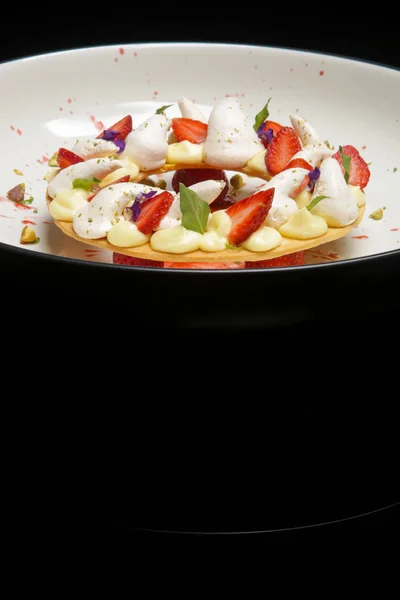 Wunderschön Dekorierte Erdbeertorte Mit Limetten Baiser Exquisites Restaurant Dessert — Stockfoto