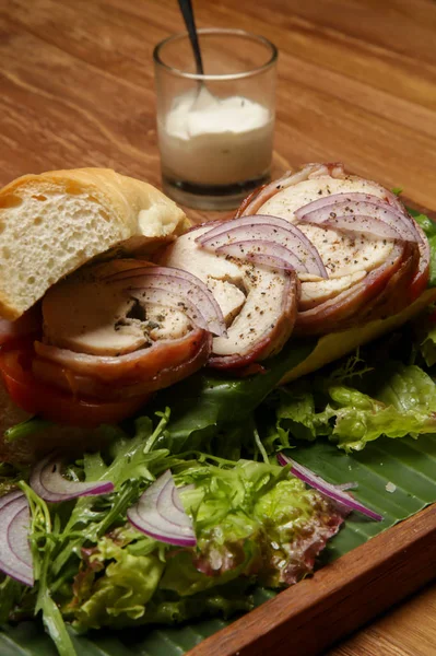 Gegrilltes Hühnersandwich Mit Zwiebeln Tomaten Und Grünem Salat — Stockfoto