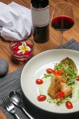  Marul ve fındıkla servis edilen bitkisel fileto hamur işiyle kızarmış peynir.