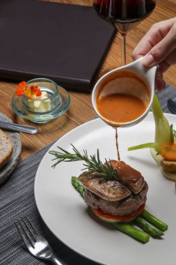 Tavada kurutulmuş fileto ve buharda pişirilmiş sebze. Enfes bir yemek. Yaratıcı restoran yemeği konsepti.