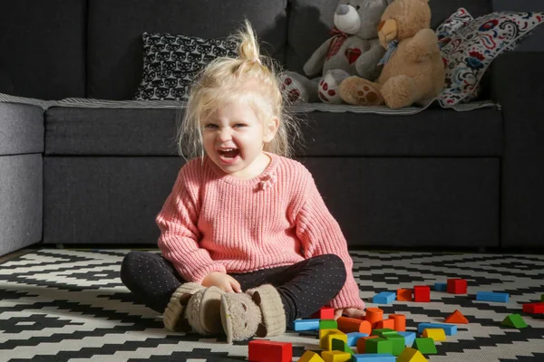 Roztomilé Batole Dívka Sedí Podlaze Hraje Barevnými Dřevěnými Bloky Přirozené — Stock fotografie