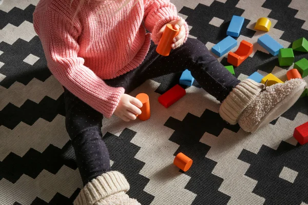 Schattig Peuter Meisje Zit Vloer Spelen Met Kleurrijke Houten Blokken — Stockfoto