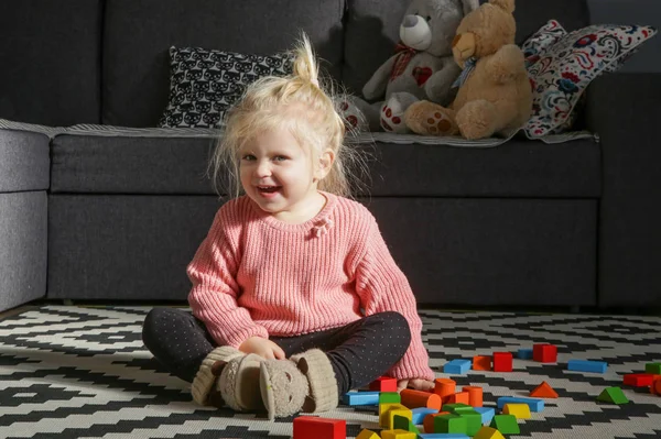 Roztomilé Batole Dívka Sedí Podlaze Hraje Barevnými Dřevěnými Bloky Přirozené — Stock fotografie