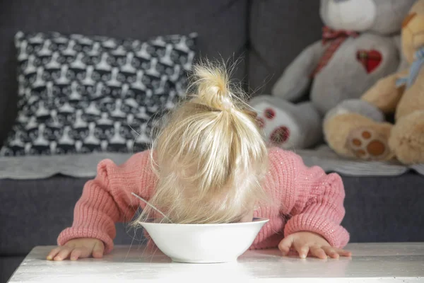 Liten Flicka Som Äter Från Skål Två Gammal Och Äter — Stockfoto