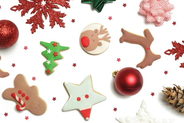 Slavnostní Zimní Zázemí Červené Vánoční Ozdoby Perličky Cookies Izolované Bílém — Stock fotografie