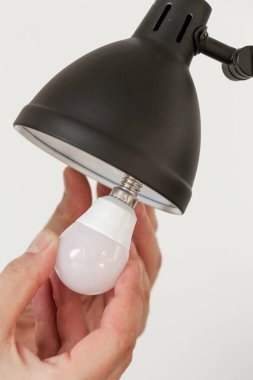 Evdeki ampulü değiştiriyorum. Basit ev işleri anayolu..