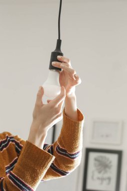 Evdeki ampulü değiştiriyorum. Basit ev işleri anayolu..