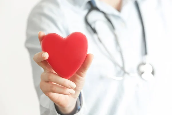 Trabajador Médico Que Sostiene Corazón Rojo Como Símbolo Salud Concepto — Foto de Stock