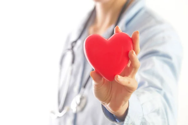 Sağlık Sağlık Hizmetleri Kavramının Sembolü Olarak Kırmızı Kalp Tutan Bir — Stok fotoğraf