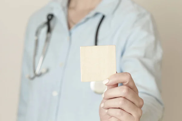 Nahaufnahme Von Medizinischem Personal Mit Blankokarte Gesundheitsfürsorge Und Medizinkonzept Mit — Stockfoto