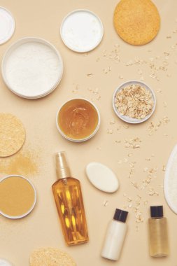Doğal organik kozmetik düz yatıyordu. Ev spa konsepti. Cilt, vücut ve saç bakım ürünleri.