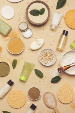 Doğal organik kozmetik düz yatıyordu. Ev spa konsepti. Cilt, vücut ve saç bakım ürünleri.