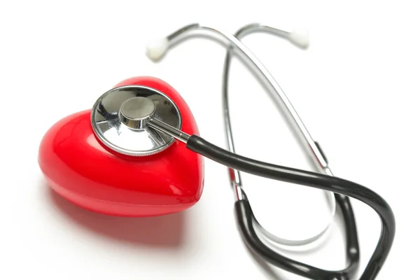Kırmızı Kalp Beyaz Arka Plan Üzerinde Izole Bir Stetoskop — Stok fotoğraf
