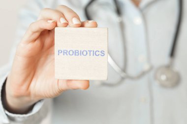 Doktor tavsiye ediyor. Sağlık çalışanı PROBIOTICS işareti taşıyor, sağlıklı yaşam tarzı konsepti.