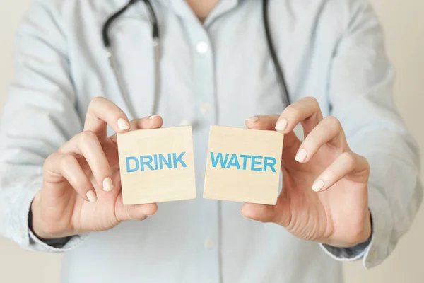 医者の助言だ医療従事者は飲料水の標識 健康的なライフスタイルコンセプトを保持します — ストック写真