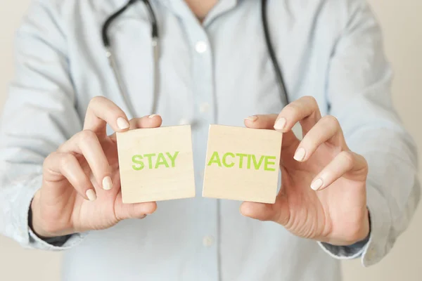 Arzt Rät Mediziner Hält Schild Für Gesundes Aktives Leben Gesundes — Stockfoto