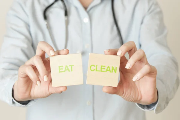 Lekarz Doradza Dietetyk Lub Pracownik Medyczny Posiada Znak Zdrowego Odżywiania — Zdjęcie stockowe