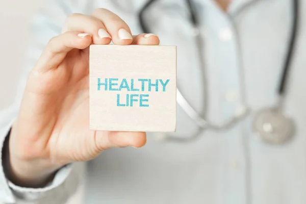 医生的建议 营养学家或医务工作者持有健康的生命标志 健康的生活方式概念 — 图库照片